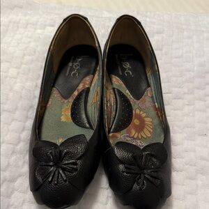 b.o.c. Women's Black Floral Flats
